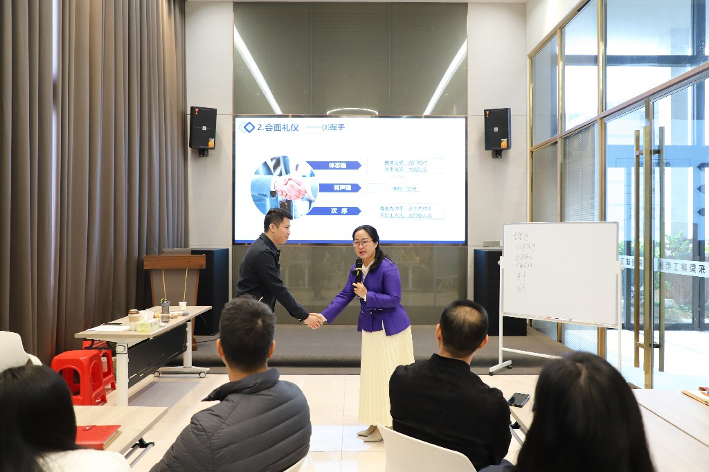 【集團(tuán)動態(tài)】形象提升，禮儀先行丨集團(tuán)開展“三八婦女節(jié)”商務(wù)禮儀培訓(xùn)活動(圖10)